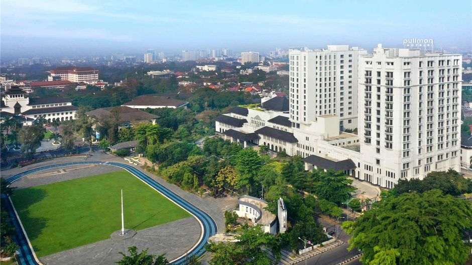 Pullman Bandung Grand Central Exterior