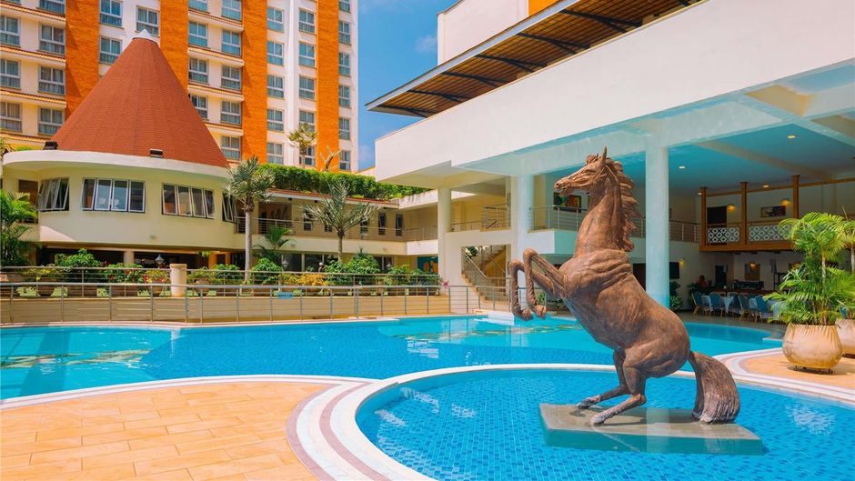 Moevenpick Hotel & Residences Nairobi Pool