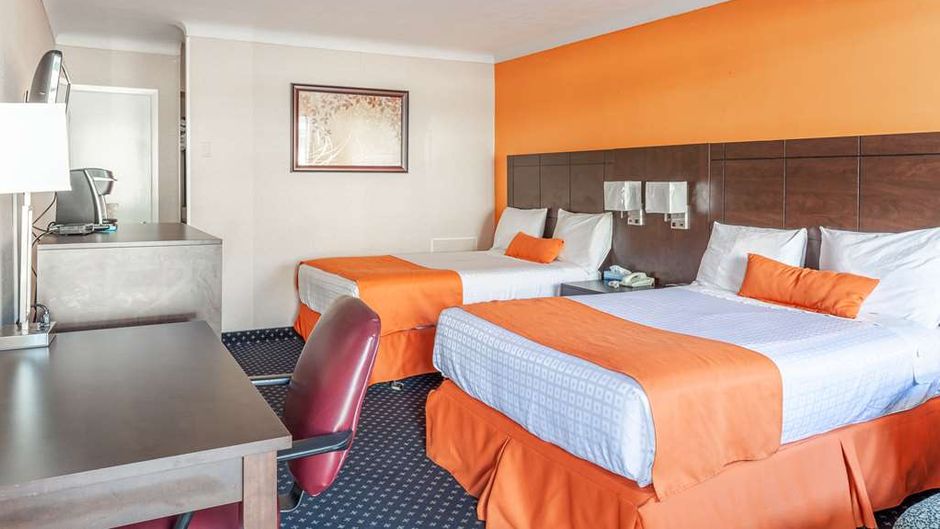 Knights Inn North Bay Room
