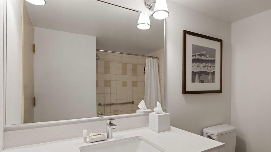 Lakeview Signature, Trademark Collection Room