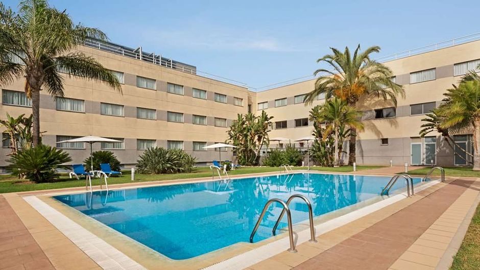 Ramada by Wyndham Valencia Almussafes Pool