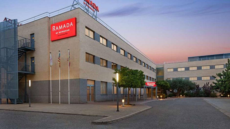Ramada by Wyndham Valencia Almussafes Exterior