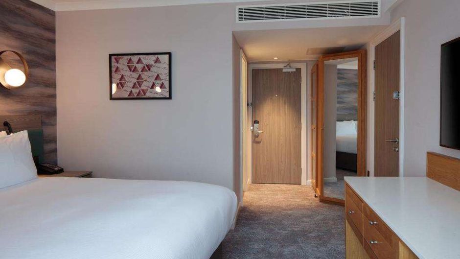 DoubleTree by Hilton Bath Room