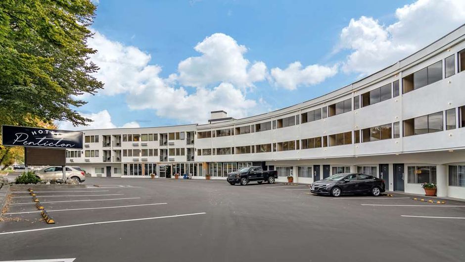Coast Penticton Hotel Exterior