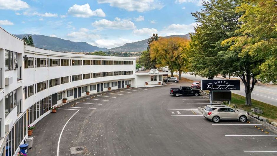 Coast Penticton Hotel Exterior