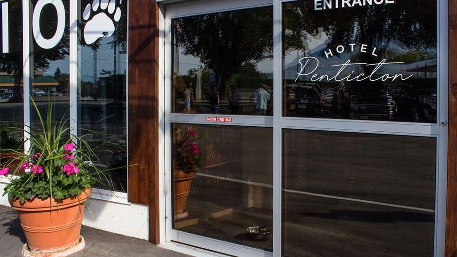 Coast Penticton Hotel Exterior