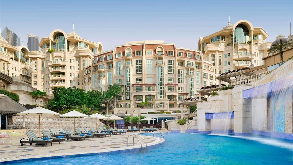 Swissotel Al Murooj Dubai Pool