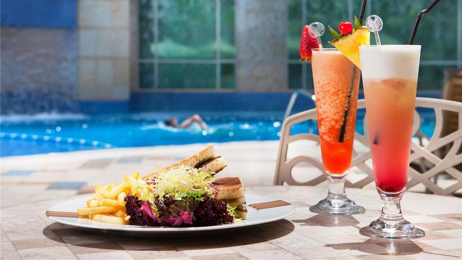 Swissotel Al Murooj Dubai Pool