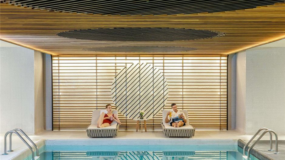 Fairmont The Queen Elizabeth Pool