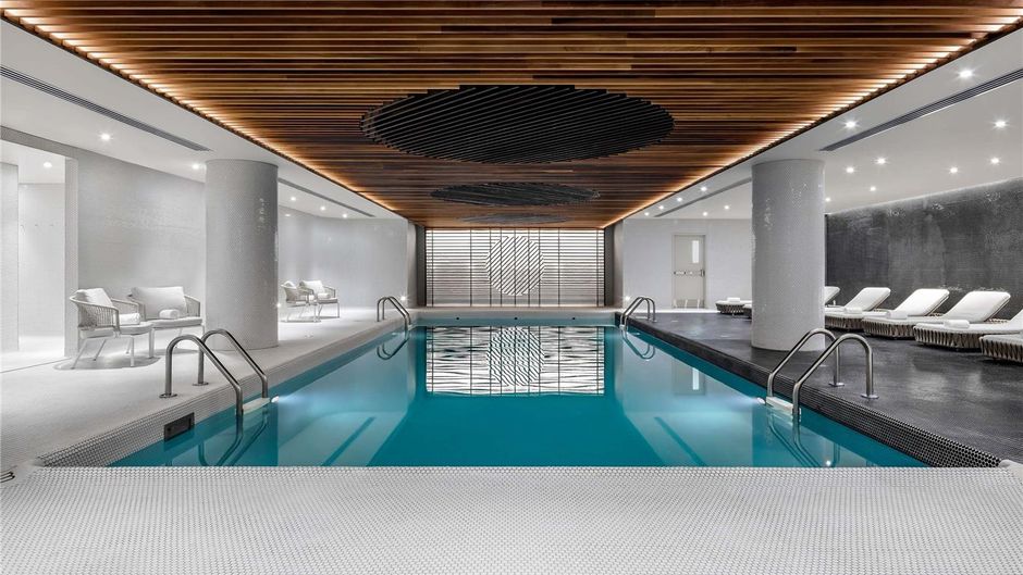 Fairmont The Queen Elizabeth Pool
