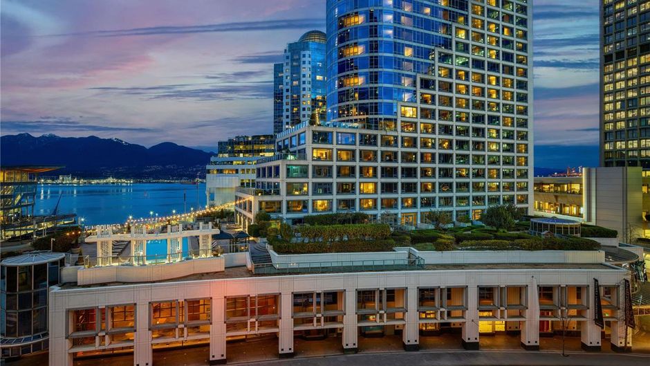 Fairmont Waterfront Exterior