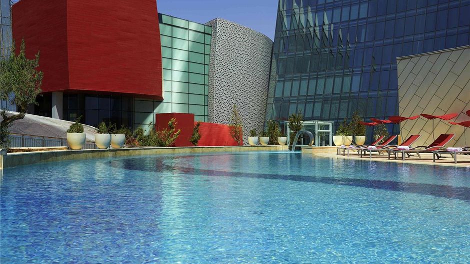 Fairmont Baku, Flame Towers Pool