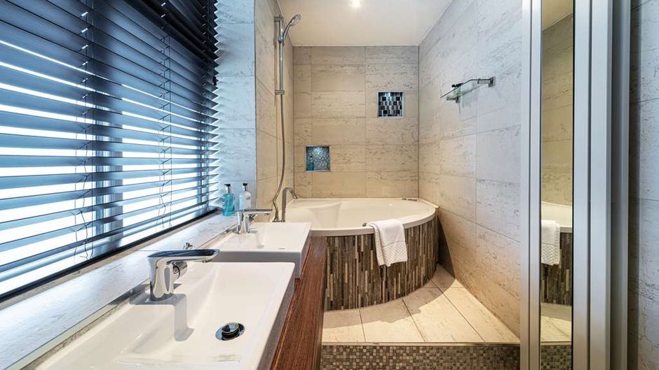 The Bold, BW Signature Coll Suite