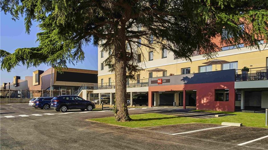 Ibis Montlhery Paris South Exterior