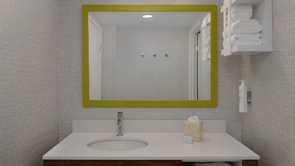 Hampton Inn & Suites by Hilton Downtown Room
