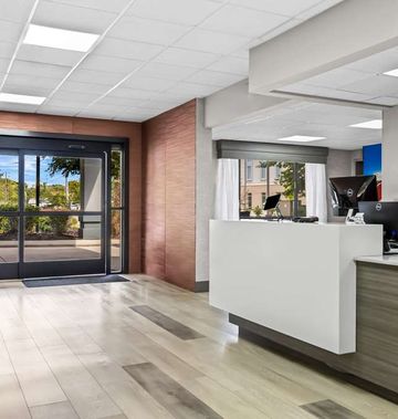 Clarion Pointe Hotel