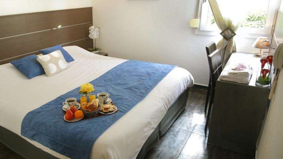 Gil de France Hotel Room