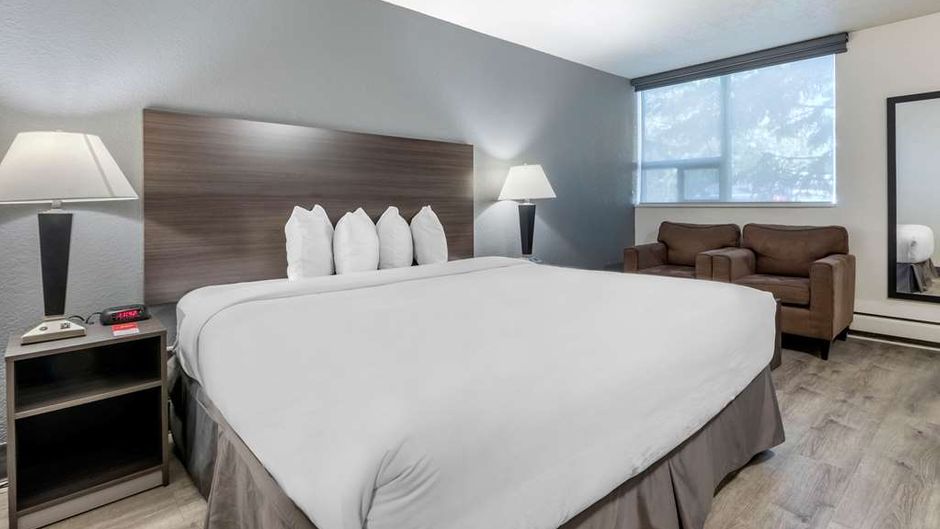 Super 8 by Wyndham Macleod Trail Calgary Room