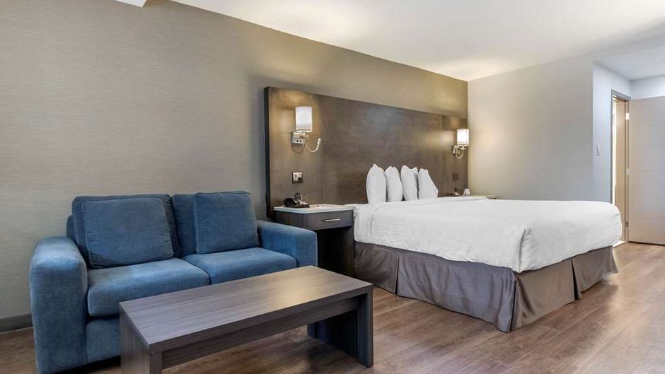 Super 8 by Wyndham Macleod Trail Calgary Room