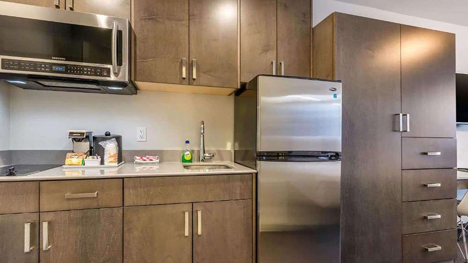 Super 8 by Wyndham Macleod Trail Calgary Room