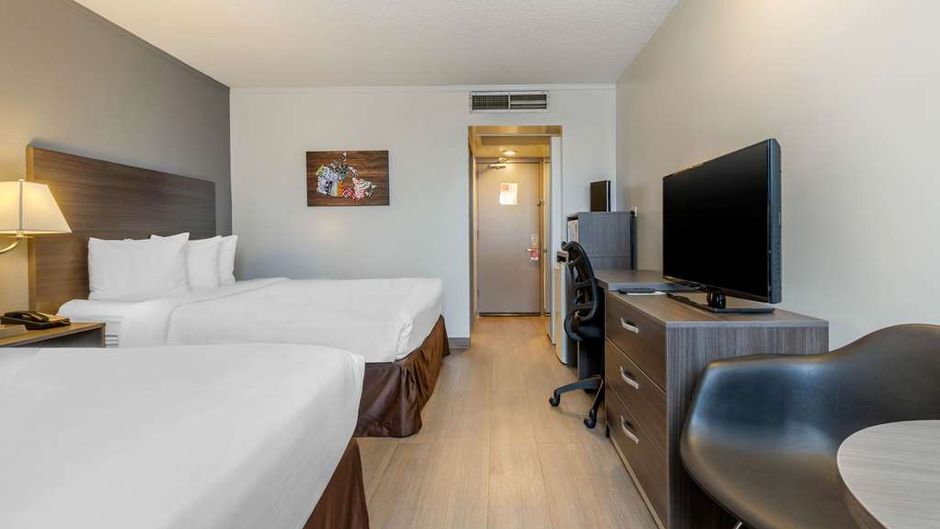 Super 8 by Wyndham Macleod Trail Calgary Room