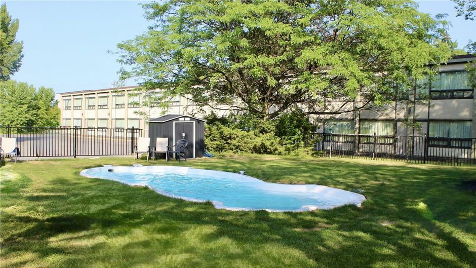 Travelodge by Wyndham Trois Rivieres Pool