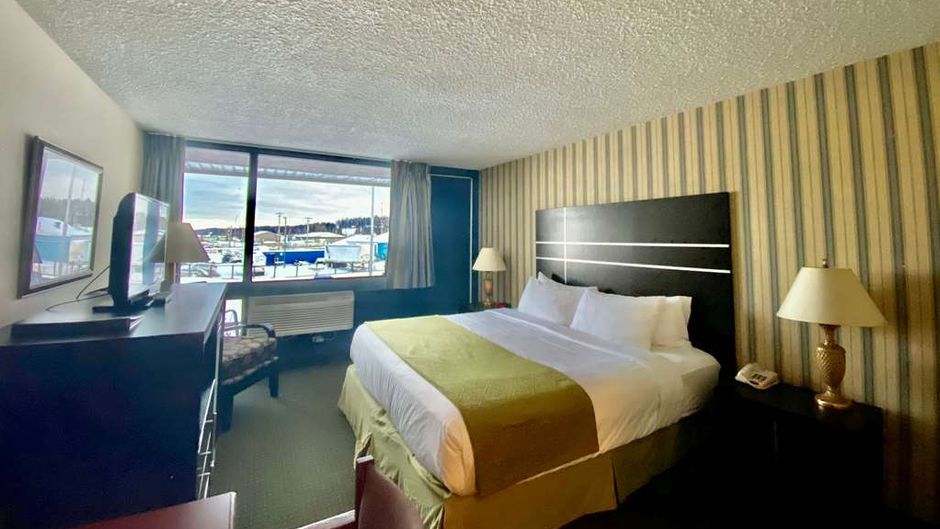 Ramada by Wyndham Whitecourt Room