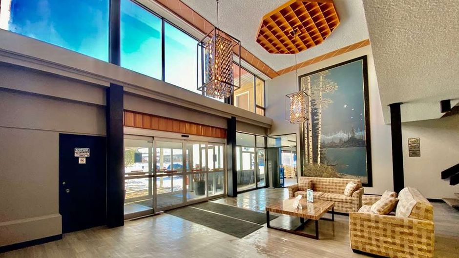Ramada by Wyndham Whitecourt Lobby