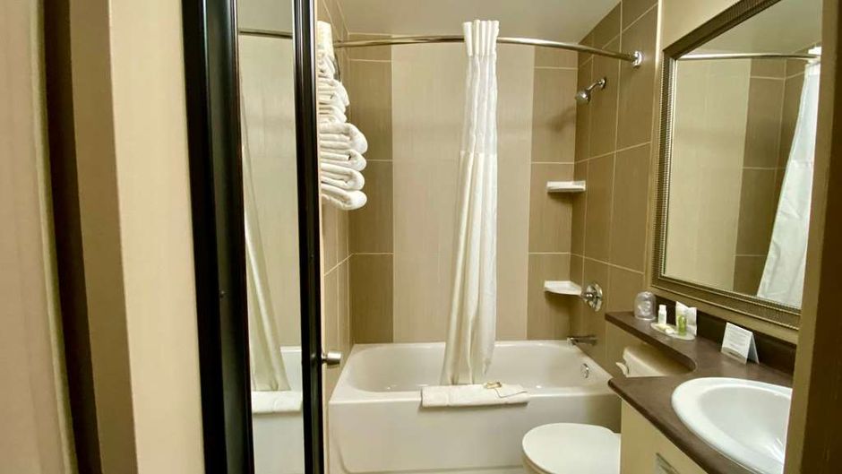 Ramada by Wyndham Whitecourt Room