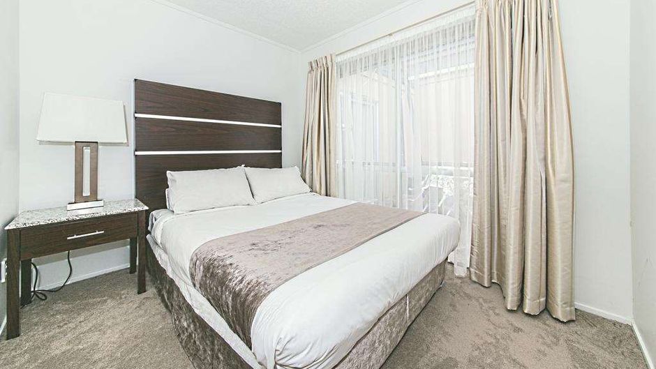 Auckland Airport Lodge Room