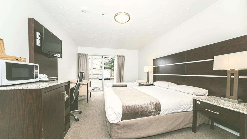 Auckland Airport Lodge Room