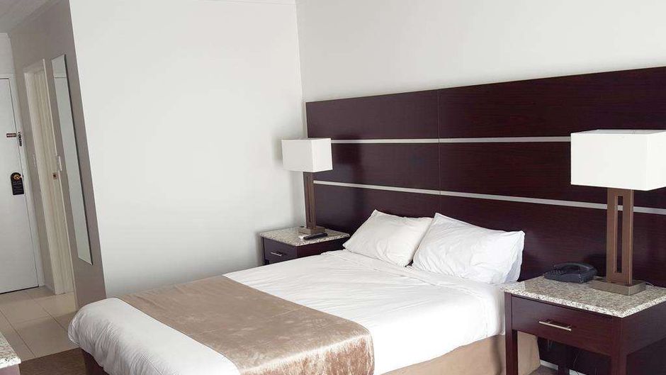 Auckland Airport Lodge Room