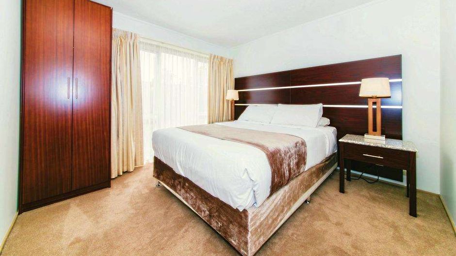 Auckland Airport Lodge Room