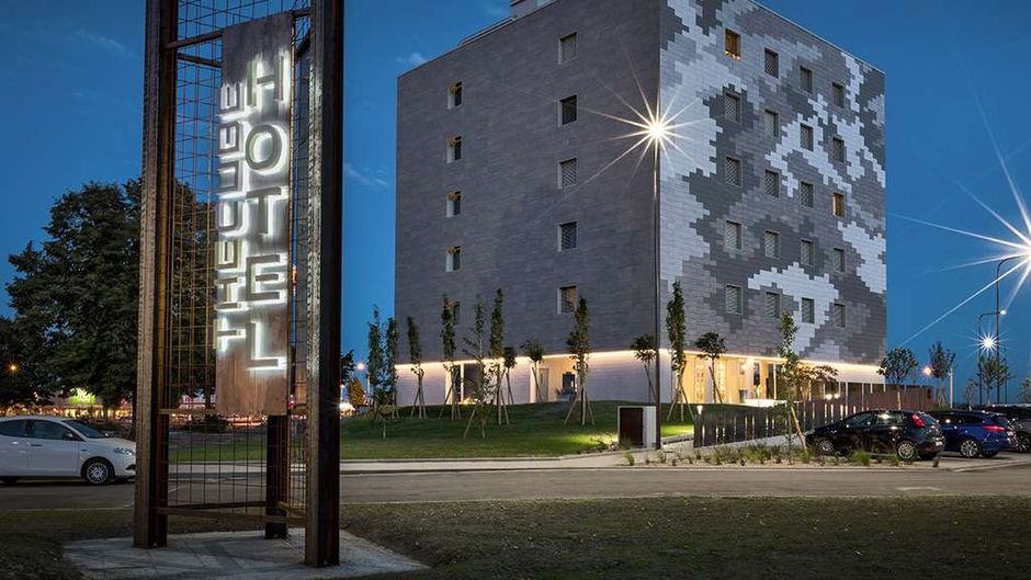 Hotel The Cube Exterior
