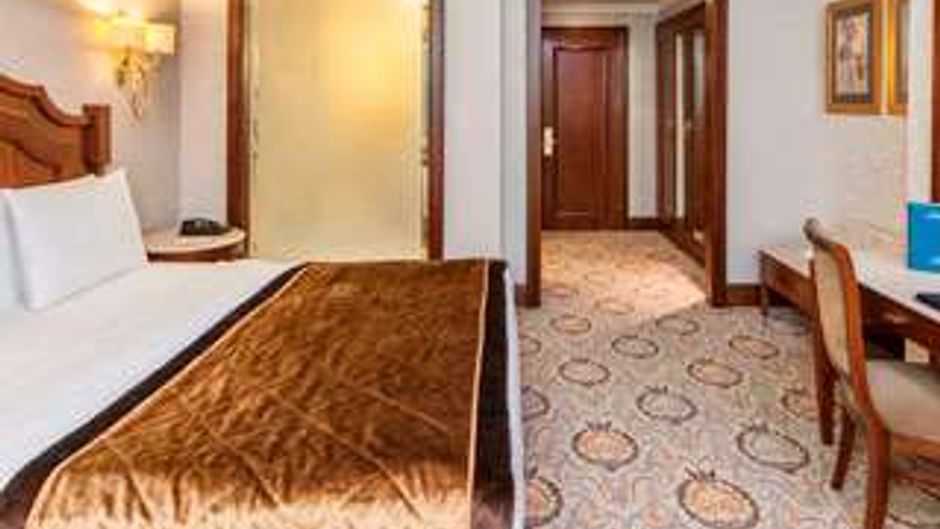 Elite World Van Hotel Room
