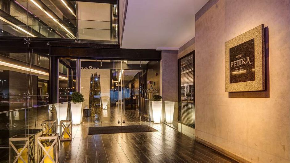 Wyndham Pettra Santiago Lobby