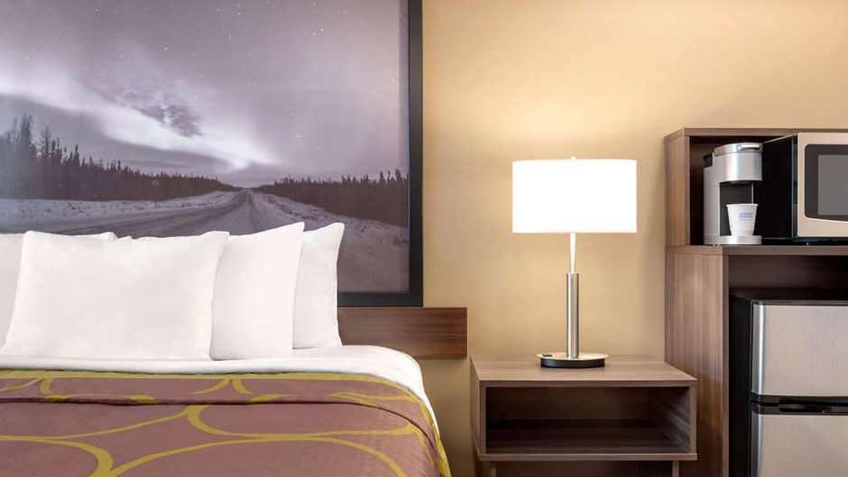 Super 8 by Wyndham Thompson Room