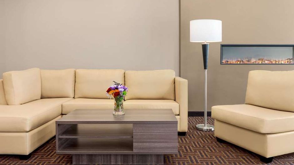 Super 8 by Wyndham Thompson Lobby