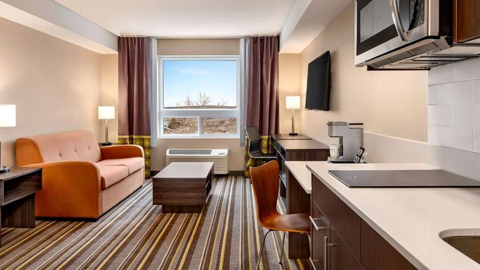 Super 8 by Wyndham Thompson Suite