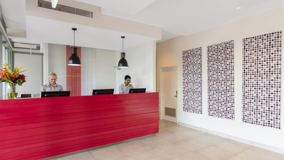 Oaks Elan Darwin Lobby
