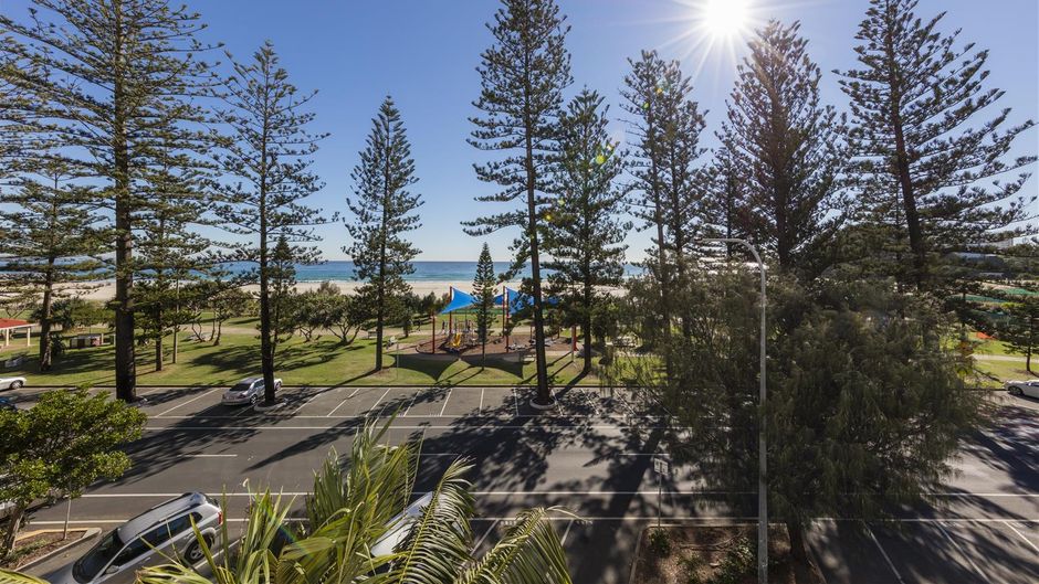 Oaks Gold Coast Calypso Plaza Suites Exterior