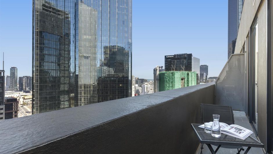 Oaks Melbourne on Collins Street Exterior