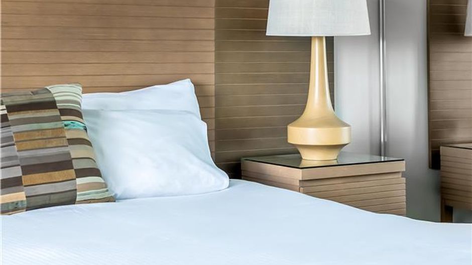Oaks Redcliffe Mon Komo Suites Room