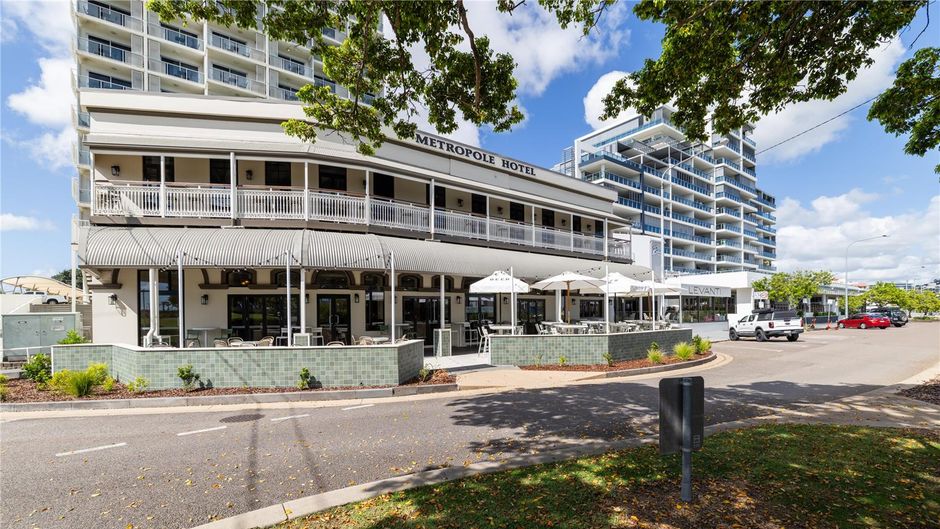 Oaks Townsville Metropole Hotel Exterior