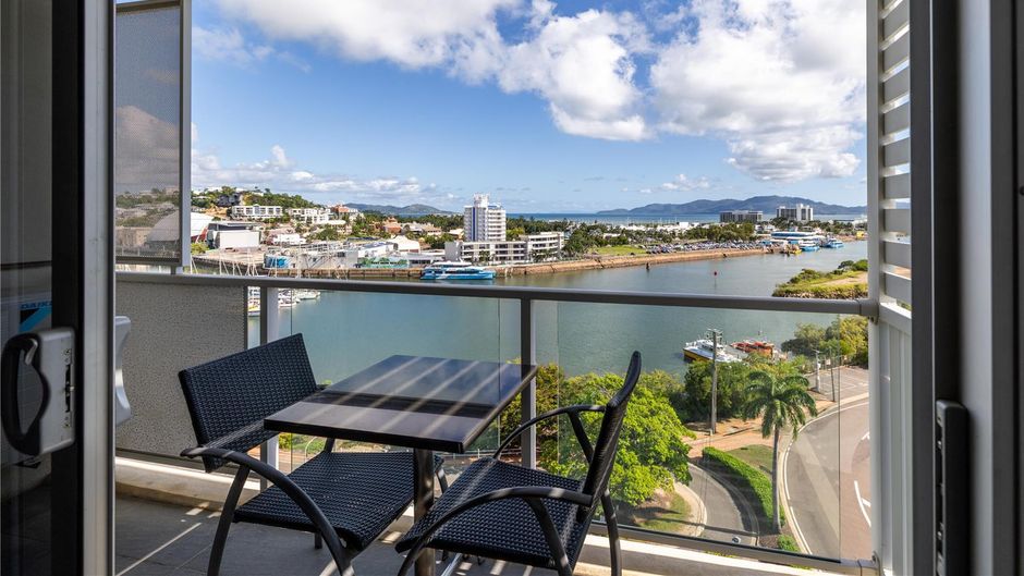 Oaks Townsville Metropole Hotel Room