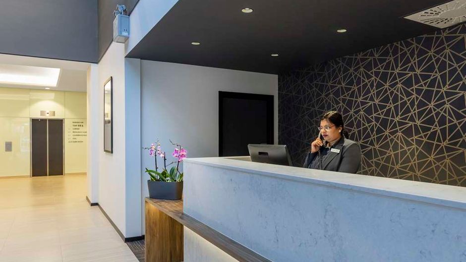 Oaks Wellington Hotel Lobby