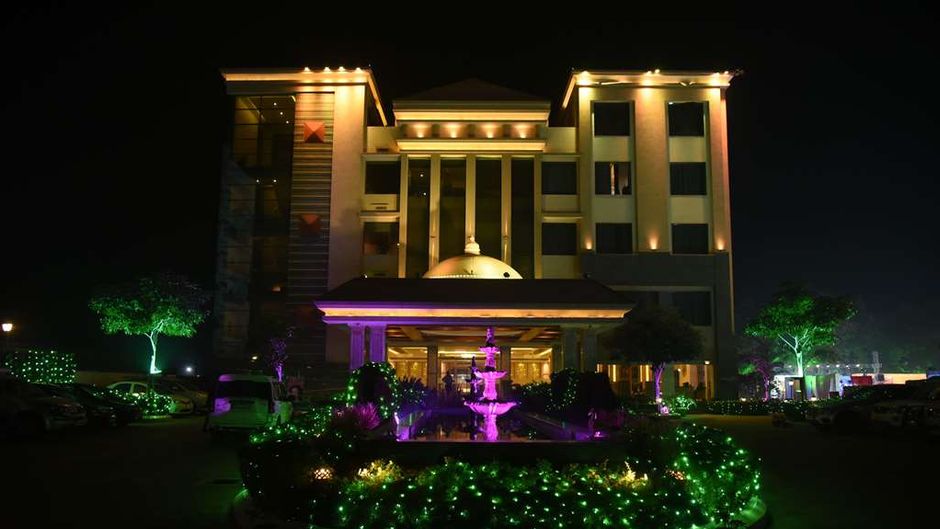 Ramada by Wyndham Varanasi Katesar Exterior