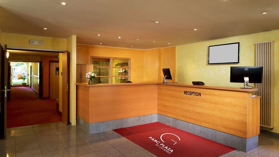 Parc Plaza Hotel Lobby