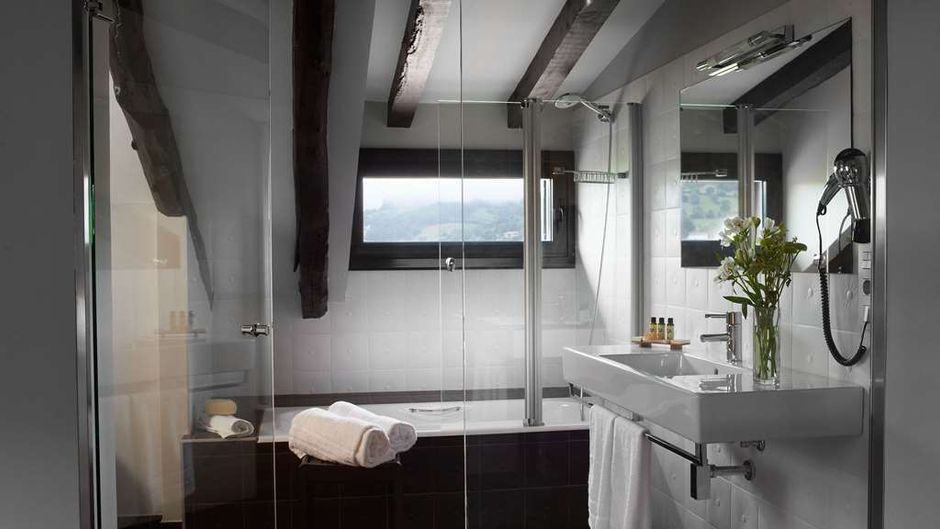 Iriarte Jauregia Hotel Room