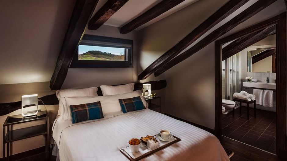 Iriarte Jauregia Hotel Room